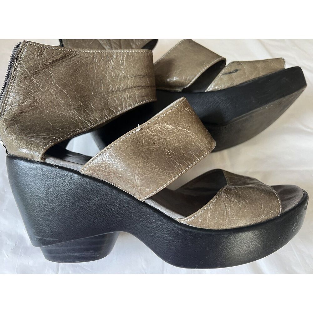 womens antelope sandals, 37/ US 6.5 , Olive Green. Back‎ Zip, Heels. Boho, Arty